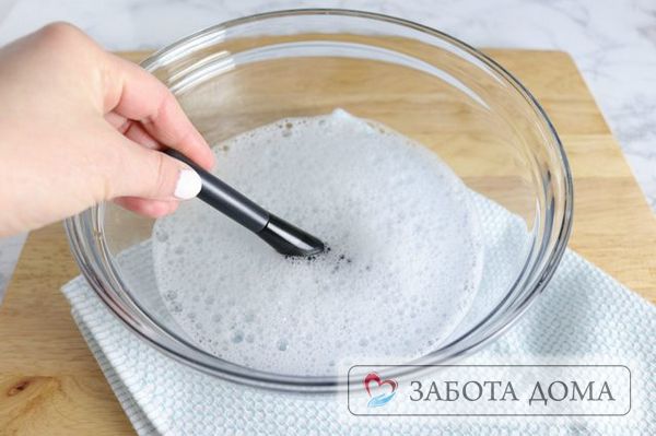 Аккуратно перемешайте ложкой или палочкой до образования однородной консистенции. Смесь водки и шампуня