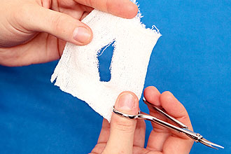 Вырежьте в марле отверстие под ушную раковину Согревающий компресс