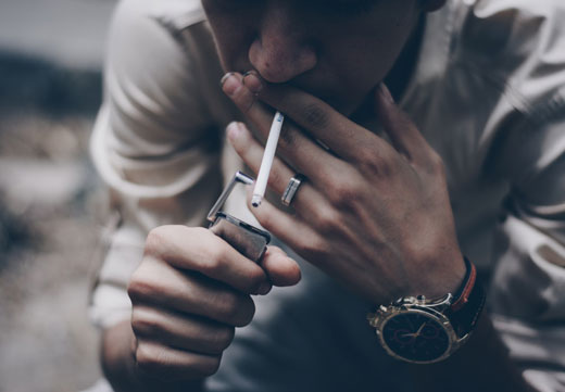 Мужчина курит