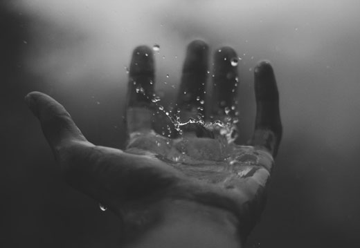 Рука и вода