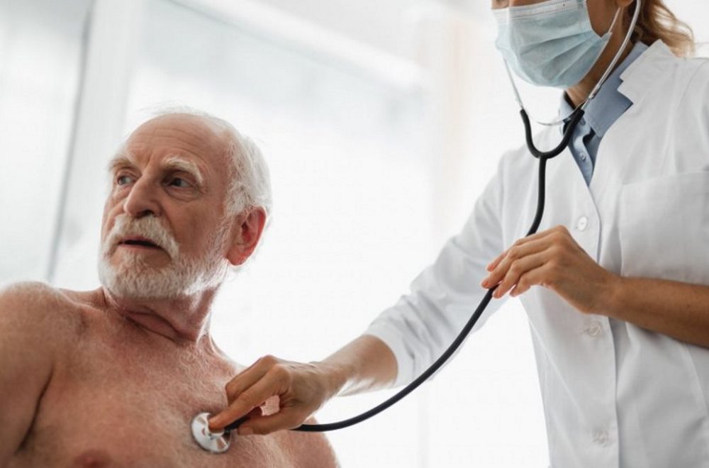 Осмотр врачом при пневмонии Осмотр больного